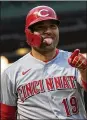  ?? ERIN HOOLEY / CHICAGO TRIBUNE ?? Joey Votto hit a homer for the fifth straight game Wednesday in Chicago.