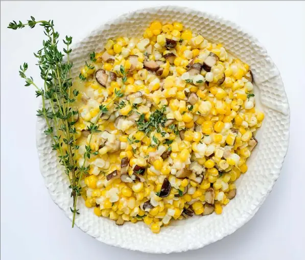  ?? Jessicarob­yn Keyser ?? This simple summer salad is made with fresh corn, shiitake mushrooms and thyme.