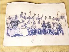  ??  ?? KENANGAN LAMA: Gambar penduduk Kampung Sungai Melayu menyambut kedatangan Ketua Menteri Dato’ Donald Stphens (Tun Haji Muhammad Fuad Stephens) awal tahun 1964. KK Zainal (berdiri, kanan sekali) Cikgu Arshad Ag Tengah (kiri sekali).