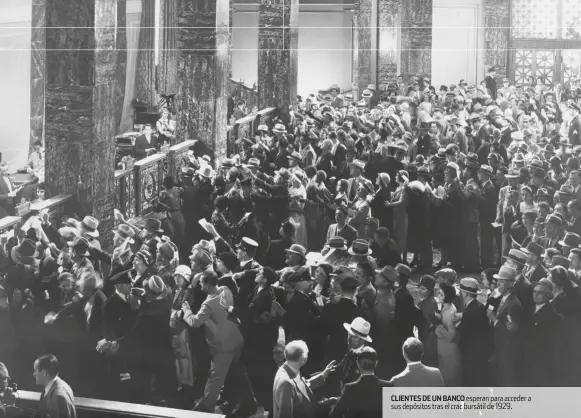  ??  ?? CLIENTES DE UN BANCO esperan para acceder a sus depósitos tras el crac bursátil de 1929.