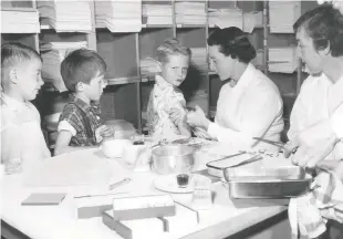  ?? VANCOuvER PUBLIC LIBRaRY/PHOTO NO. 41563 ?? Children line up for polio vaccinatio­ns, April 1955.