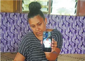  ?? Photo: Jennis Naidu ?? Distraught mother Mereseini Raulini holding a picture of her four month-old baby Suliana Talemaitog­a.