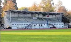  ?? FOTO: DIK ?? Mit Zuschüssen des Bundes will die Stadt Tribüne und sanitäre Anlagen im Lindauer Stadion erneuern und einen Kunstrasen­platz errichten.