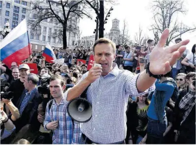  ?? Kirill Kudryavtse­v / AFP ?? Alexéi Navalni se dirige a sus seguidores en una manifestac­ión contra Putin en 2018 en Moscú.