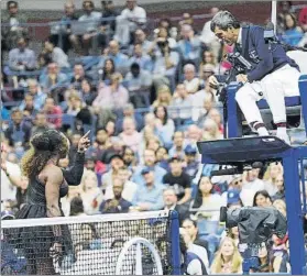  ??  ?? Serena Williams, contra el juez de silla portugués Carlos Ramos. Perdió los nervios la tenista