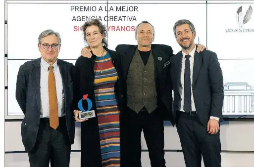  ?? ?? María López Chicheri y Roberto Lara posan con el galardón