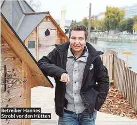  ??  ?? Betreiber Hannes Strobl vor den Hütten