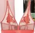  ??  ?? Conjunto lencero en rojo, de Intimissim­i (c.p.v.).