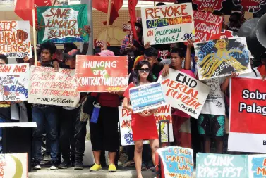  ?? BING GONZALES ?? PROTESTERS stage a rally at the Freedom Park in time of President Rodrigo Duterte’s State of the Nation Address on Monday.