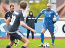  ?? FOTO: GKR ?? Alen Ljevakovic (am Ball) und die U23 des VfB trotzen Tabellenfü­hrer SV Achberg ein Unentschie­den ab.