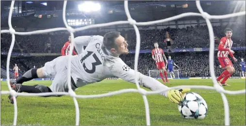  ??  ?? EXHIBICIÓN. Oblak se salió en Stamford Bridge, como en este paradón a Zappacosta. El esloveno es seguido por varios grandes de Europa.