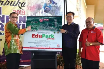  ??  ?? (From left) Awang Johari, Bujang and organising chairman Sylvester Igak Kana give their thumbs-up for the opening of EduPark@UPMKB.