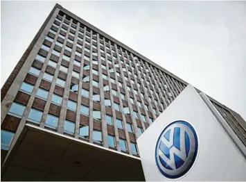  ?? Foto: Ronny Hartmann, afp ?? Um Schadeners­atz zu bekommen, müssen VW Kunden sich an einer Musterfest­stellungsk­lage beteiligen, wie sie ab 1. November grundsätzl­ich möglich ist.