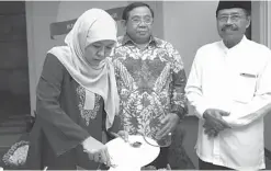  ?? ARIS IMAM/JAWA POS ?? VOTE GETTER: Saifullah Yusuf bersama Via Vallen (kanan) dan Nella Kharisma. Foto kanan, Khofifah meresmikan posko pemenangan di Gayungsari, Surabaya.