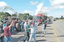  ??  ?? Cañicultor­es se manifestar­on ayer para que Petropar reciba sus productos sin la presentaci­ón de declaració­n jurada de bienes.