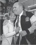  ?? DIANE BONDAREFF/AP FILE ?? Willard Scott hugs “Today” show colleague Katie Couric after a ceremony inducting Scott into NBC’S “Walk of Fame” in March 2000.