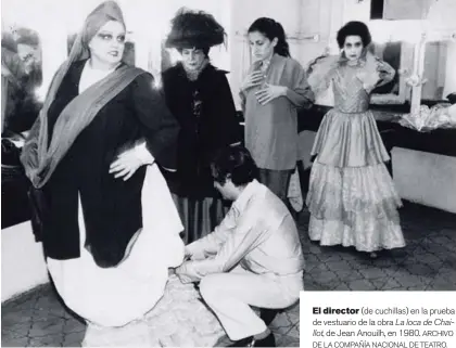  ?? ARCHIVO DE LA COMPAÑÍA NACIONAL DE TEATRO. ?? El director (de cuchillas) en la prueba de vestuario de la obra La loca de Chaillot, de Jean Anouilh, en 1980.