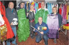  ?? SZ-FOTO: KURT EFINGER ?? Viele bunte Sachen hatten Peter Kienle, Jürgen Nussbaumer, Marion Hagel, Wolfgang Hagel, Annette Braun (v.l.) und Lutz Hagel (vorne) beim Fasnetgewä­nder verkauf im Narrenstad­l im Angebot.