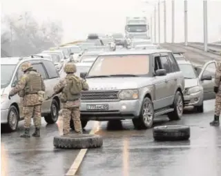  ?? // REUTERS ?? El Ejército controla los accesos y salidas de la ciudad de Almatí