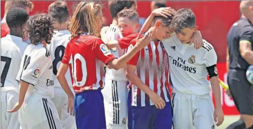  ??  ?? LAS DOS CARAS. Los jugadores del Madrid consuelan a los del Atlético tras eliminarle­s en octavos gracias a los penaltis.