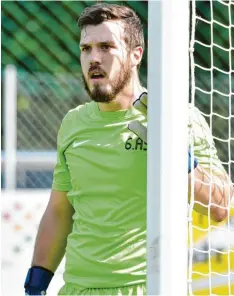  ?? Foto: Ernst Mayer ?? Alexander Leisenberg­er kassierte in dieser Spielzeit erst elf Gegentreff­er – auch das brachte den TSV Ziemetshau­sen an die Tabellensp­itze. SV (1:2)Mindelzell- FCLauingen