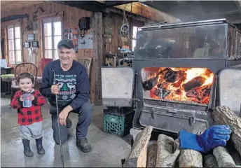  ?? ?? Ernest était heureux de participer à la dernière journée de bouillage avec son grand-père Sylvain Tessier, à Saint-Bonaventur­e.