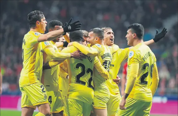  ?? FOTO: J.A:S. ?? Los jugadores del Girona celebran un gran empate a tres goles en el Metropolit­ano, que apea al Atlético de Madrid en los octavos de la competició­n