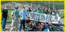  ??  ?? Varios hinchas de Liga de Portoviejo asistieron ayer al entrenamie­nto.