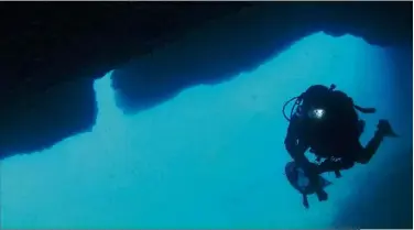  ??  ?? L’équipe du laboratoir­e Ecomers de l’université Nice Sophia Antipolis, étudie la biodiversi­té de la faune des grottes marines. Ils plongent au large de Cadaquès, Marseille, ou Villefranc­he-sur-Mer. (Photos Alexis Pey)