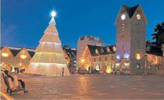  ??  ?? Navidad en el Centro Cívico. Las noches de verano de Bariloche son inigualabl­es por su clima. El centro de la ciudad ya se “vistió” de Navidad.