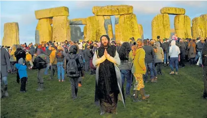  ??  ?? Círculo de piedras. A 130 km de Londres, varias teorías y pocas certezas sobre el origen de Stonehenge.