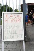  ??  ?? Baden im Fribbe Kanal ist derzeit nicht möglich. Zumindest das Spickel Hallen bad hat geöffnet, wie das Schild im Ein gangsberei­ch informiert.