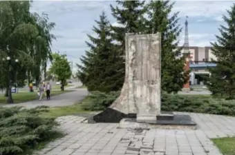  ?? ?? Op dit voetstuk prijkte voorheen een standbeeld van Aleksander Nevski, de middeleeuw­se stichter van het Russische Rijk.