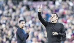  ?? Jordi Cotrina ?? Xavi dona instruccio­ns, amb Míchel, tècnic gironí, al fons.