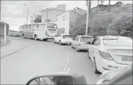  ?? XCA ?? Se registró la tarde de ayer un intenso tránsito vehicular de personas regresando a sus hogares. /