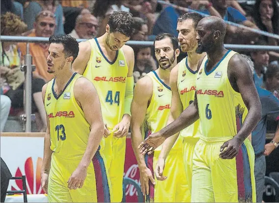  ?? FOTO: PERE PUNTÍ ?? Heurtel, Tomic, Ribas, Claver y Singleton en el partido del domingo. El croata ejerció la capitanía ante el Joventut pero la decisión definitiva todavía está pendiente