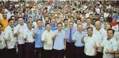  ??  ?? MOHD Shafie (tengah) pada Program Sehari Bersama Ketua Menteri di Dewan Masyarakat Keningau, semalam.