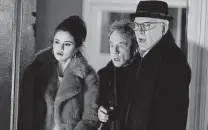  ?? Hulu ?? Mabel (Selena Gomez), ) Oliver (Martin Short, center) and Charles (Steve Martin) investigat­e a murder.