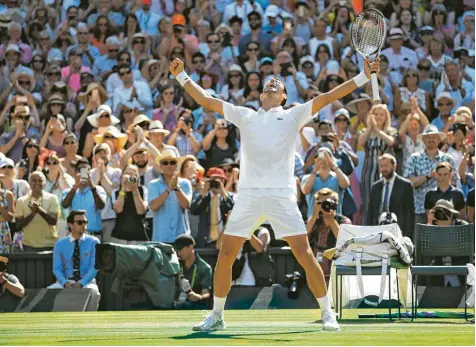  ?? Foto: Clive Brunskill, Getty ?? Geschafft: Mit 6:2, 6:2, 7:6 (7:3) gewann Novak Djokovic das Finale des Turniers in Wimbledon gegen Kevin Anderson aus Südafrika. Es ist der vierte Wimbledon Titel für den 31 Jährigen.
