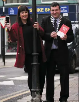  ??  ?? Niamh Foley of Virgin Media with Arklow Arklow Municipal District cathaoirle­ach Tommy Annesley.