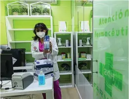  ??  ?? Una farmacia recibe los primeros test de antígenos para detectar la Covid