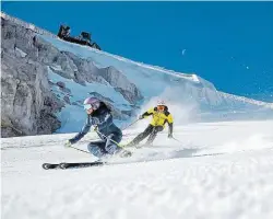  ??  ?? „Und wann der Schnee staubt . . . “: Anna Veith und Hans Knauß im Wedelglück der Marke Wolferl Ambros.