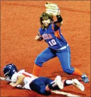  ?? KYLE MENNIG — ONEIDA DAILY DISPATCH ?? Solvay’s Aleah Yaizzo (4) dives safely back into third under the tag of Oneida’s Hannah Begay (10).