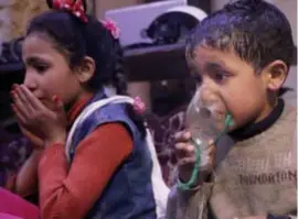  ?? FOTO ANADOLU AGENCY ?? Deze kinderen overleefde­n de aanval, maar raakten bevangen door het gifgas.