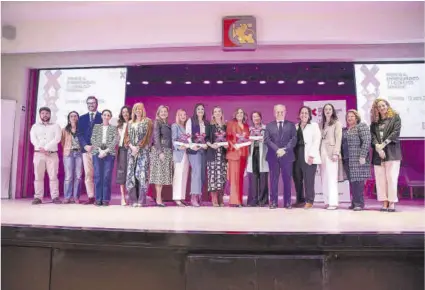 ?? CÓRDOBA ?? Foto de familia de los galardonad­os con los premios al emprendimi­ento y liderazgo femenino.