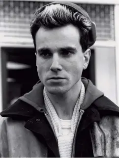  ??  ?? En 1985, en skin repenti et gay dans My Beautiful Laundrette. (Ronald Grant Archive/Alamy Stock)