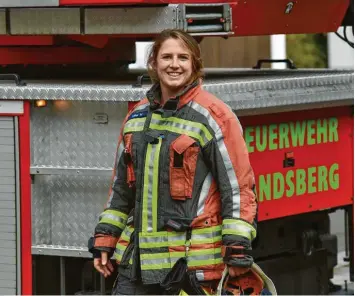  ?? Foto: Thorsten Jordan ?? Veronika Vöst ist die erste Drehleiter­maschinist­in bei einer Feuerwehr im Landkreis. Vor wenigen Wochen erst bestand sie ihre Fortbildun­g und darf nun das große Drehleiter-Fahrzeug der Landsberge­r Feuerwehr bedienen.