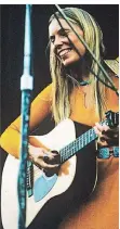  ?? FOTO: ULLSTEIN ?? Joni Mitchell beim Isle-of-Wight-Festival im Jahr 1970.