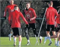  ??  ?? Gareth Bale, entrenándo­se con Gales el pasado lunes.