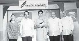  ??  ?? Elizabeth Seton School is EETA’S (Excellence in Educationa­l Transforma­tion Awards) Most Transforma­tive School for Learning Effectiven­ess and School Efficiency. Photo shows founder and president Dr. Josefina Suarez (center) holding the trophy together...